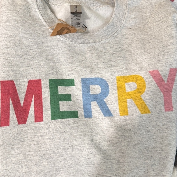 NWT Gildan Heathered Gray Sweatshirt with Colorful Merry Print - Picture 4 of 4
